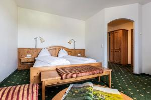 Łóżko lub łóżka w pokoju w obiekcie Genussgasthof & Hotel beim Krutzler