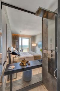 A bed or beds in a room at Hotel Abner's