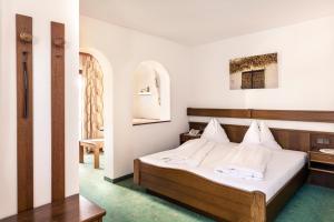 sypialnia z łóżkiem z białą pościelą w obiekcie Genussgasthof & Hotel beim Krutzler w mieście Heiligenbrunn