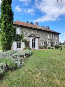 Vonkajšia záhrada v ubytovaní Chambres d'hôtes Le Moulin Juste Ambierle - Loire