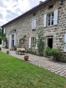 Vonkajšia záhrada v ubytovaní Chambres d'hôtes Le Moulin Juste Ambierle - Loire
