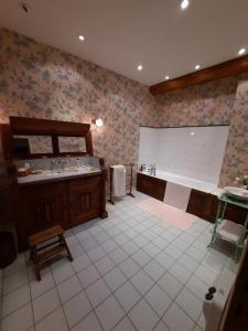 Kuchyňa alebo kuchynka v ubytovaní Chambres d'hôtes Le Moulin Juste Ambierle - Loire
