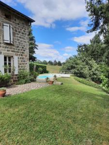 Vonkajšia záhrada v ubytovaní Chambres d'hôtes Le Moulin Juste Ambierle - Loire + 23 fotografií
