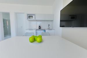 una cocina con una mesa con manzanas verdes. en Villa Oliver Zalakaros, en Zalakaros