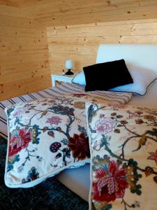 Un dormitorio con una cama con una manta. en HERBALIJA Apartment Herbalija - sorrounded by Nature, en Podčetrtek