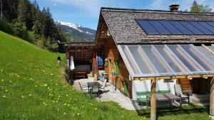 une maison dotée de panneaux solaires sur son côté dans l'établissement Ferienhaus Engstler, à Schruns