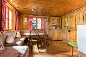 - une salle à manger avec une table et des chaises dans une cabine dans l'établissement Ferienhaus Engstler, à Schruns