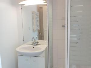 Koupelna v ubytování Studio La Rochelle, 1 pièce, 2 personnes - FR-1-551-31