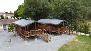 una vista aérea de una casa con techo de metal en Camping belle rivière, en Chaniers