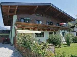 ein Haus mit einem Zaun davor in der Unterkunft Ferienwohnung Fred in Hollersbach im Pinzgau