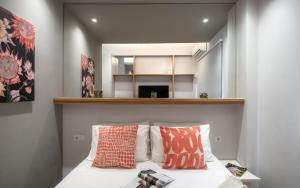 een kleine slaapkamer met een bed met 2 kussens bij Kolokotroni Lofts Syntagma in Athene