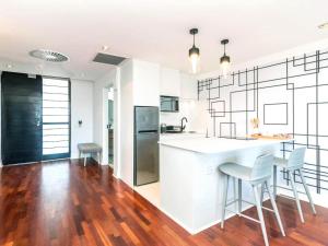 uma cozinha com um balcão e cadeiras num quarto em Heriot Properties Units 19 & 20 em Joanesburgo