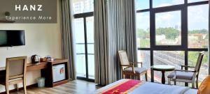 Cette chambre comprend un lit et une grande fenêtre. dans l'établissement HANZ Anh Duc Hotel, à Thu Dau Mot