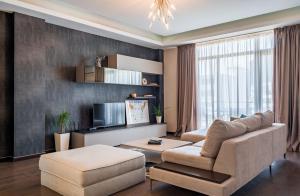 - un salon avec un canapé et une télévision dans l'établissement lovely space in vake with balcony,2 bedroom apt., à Tbilissi