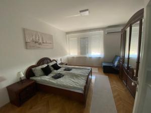 Tempat tidur dalam kamar di Apartman Čelarevo centar