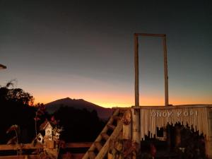 Pemandangan gunung umum atau pemandangan gunung yang diambil dari homestay