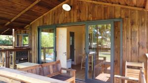 Habitación con puertas correderas de cristal en una casa en Camping belle rivière, en Chaniers