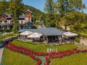 Szczawnica Park Resort & Spa外面的花园