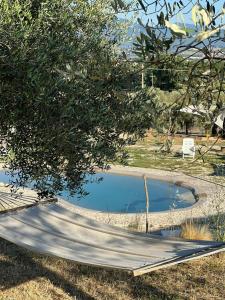 una hamaca frente a una piscina de agua en Agriturismo Madre Terra, en Narni