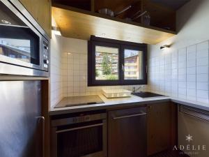 Appartement Montvalezan-La Rosière, 3 pièces, 6 personnes - FR-1-398-590 في Montvalezan: مطبخ صغير مع حوض ونافذة