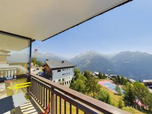 a balcony with a view of a mountain at Appartement Montvalezan-La Rosière, 3 pièces, 6 personnes - FR-1-398-590 in Montvalezan