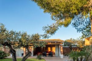 Casa con patio y árboles en el patio en Luxury Sicily Villas by Geocharme en Castelvetrano Selinunte