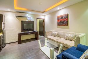 sala de estar con sofá y TV en Al Muhaidib Hotel en Riad