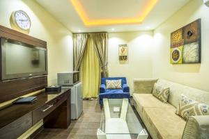 salon z kanapą i telewizorem w obiekcie Al Muhaidib Hotel w Rijadzie