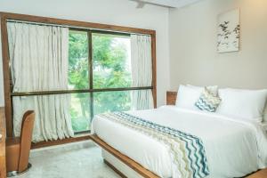 Nest Beacon Resort Daman客房内的一张或多张床位