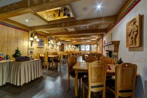 Reštaurácia alebo iné gastronomické zariadenie v ubytovaní Wellness Resort Kamzík