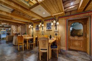Reštaurácia alebo iné gastronomické zariadenie v ubytovaní Wellness Resort Kamzík