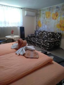 pokój hotelowy z 2 łóżkami i kanapą w obiekcie Margaréta Panzió w mieście Sárospatak