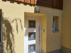 ヴェルニゲローデにあるFerienhaus Burgfriedの建物脇の扉
