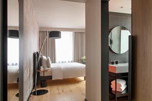 Hôtel LÉONOR the place to live客房内的一张或多张床位