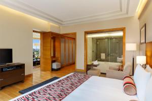 Llit o llits en una habitació de Crowne Plaza Today Gurugram, an IHG Hotel