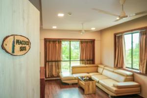 Nest Beacon Resort Daman的休息区