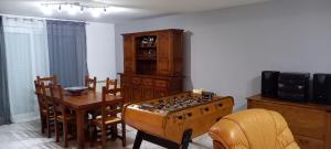 Il comprend une cuisine équipée d'une cuisinière et d'une table avec des chaises. dans l'établissement La demeure de Bysance, à Mézières-sous-Lavardin