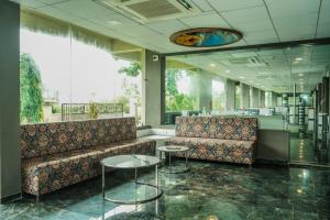 Nest Beacon Resort Daman的休息区