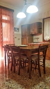 una sala da pranzo con tavolo e sedie in legno di Casa MARIA , Appartamento nel cuore della Toscana a Larciano