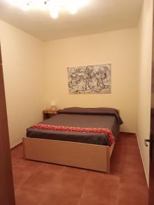 ein Schlafzimmer mit einem Bett in einem Zimmer in der Unterkunft Capo Vaticano 7km Casa vacanze in Monte Poro in Coccorino