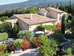 an aerial view of a house with a garden at Mas des Olives in Bédoin