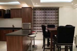 uma cozinha com mesa e cadeiras num quarto em MercuryIcon luxury Homes em Abuja