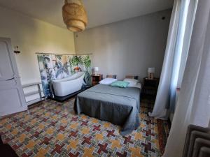Tempat tidur dalam kamar di St Rèmy de Provence, La Maison du Berger