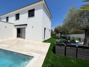 Casa blanca con piscina y patio en VILLA ELLA, en Puget-sur-Argens