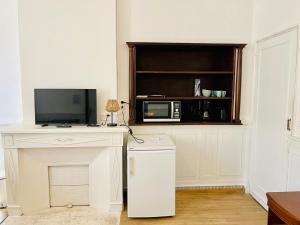 a living room with a microwave and a television at ALBI Chambres in Albi