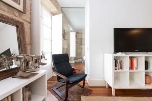 a living room with a chair and a television at ELDUAYEN in Vigo