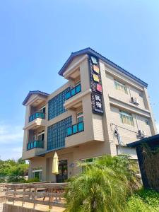 un edificio con un cartel en el costado en Full House en Jinning