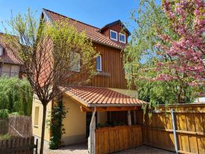 ヴェルニゲローデにあるFerienhaus Burgfriedの木塀と木の家
