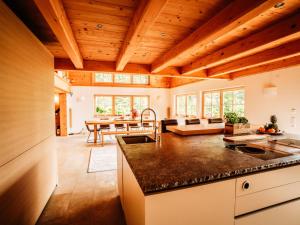 Photo de la galerie de l'établissement Hideway Chalet Gamsglück with pool and sauna, à Waidring