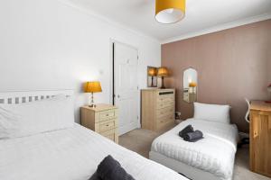 En eller flere senge i et værelse på Quayside House by Staytor Accommodation